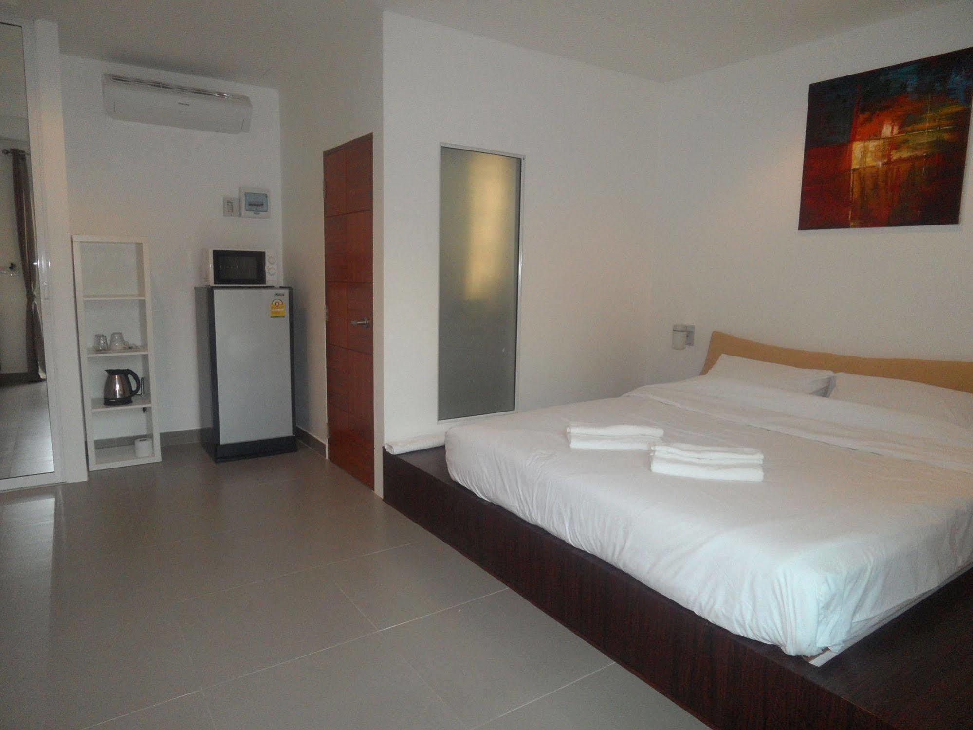 Gp Rooms Pool Guesthouse Pattaya Bagian luar foto